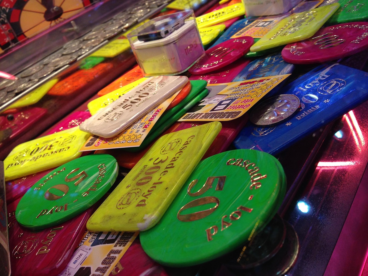 Gettoni telefonici vintage esposti, alcuni di grande valore collezionistico.