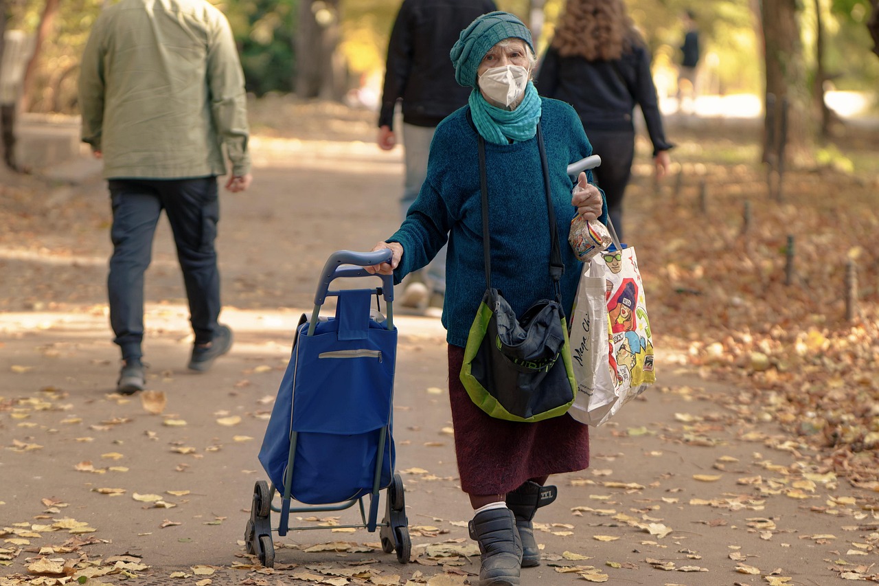 Uomo anziano alla guida, preoccupato per le nuove regole sulla patente senior in Europa.