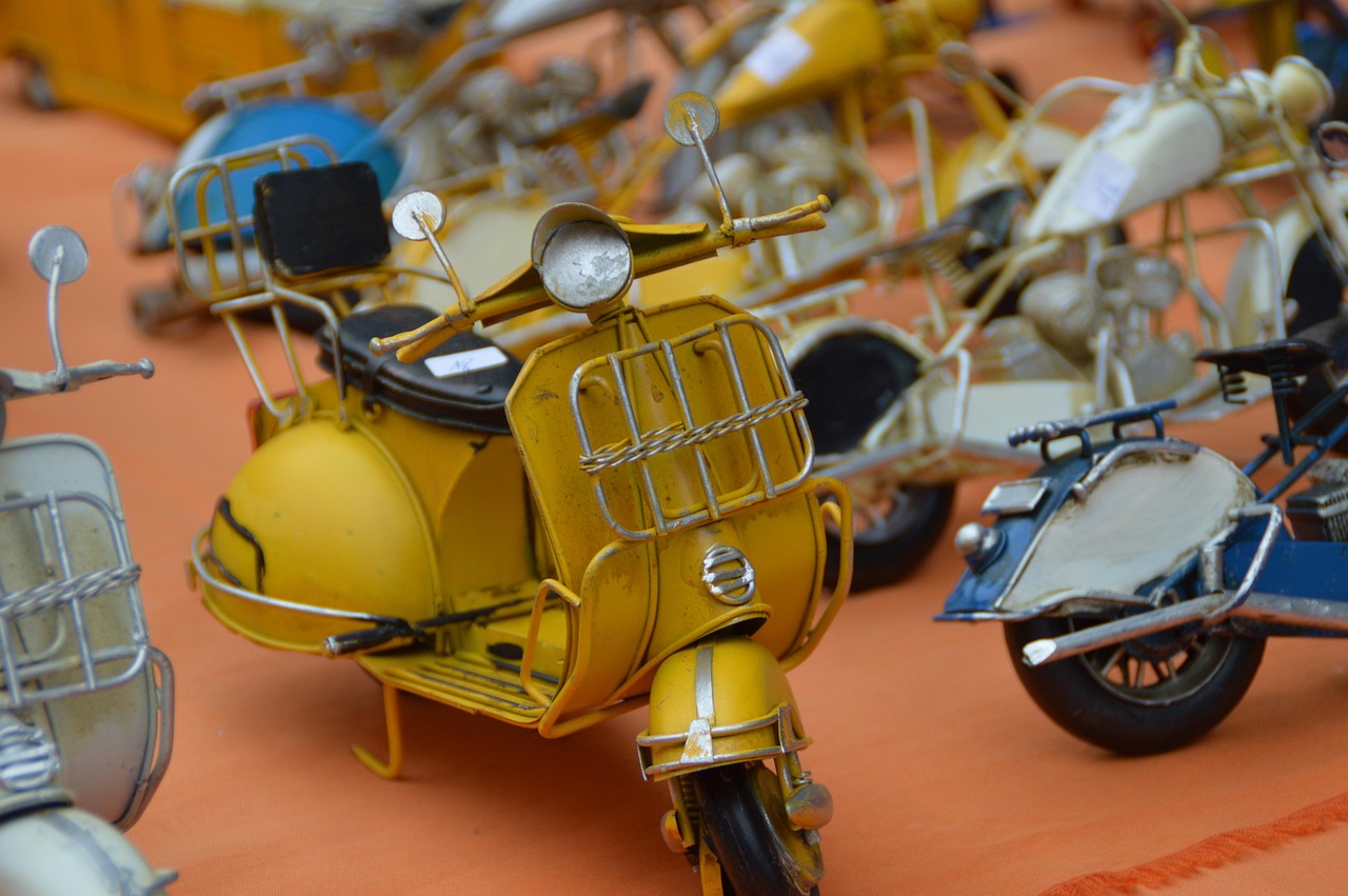 Vespa d'epoca restaurata in un contesto vintage, simbolo di un'epoca passata e di valore collezionistico.