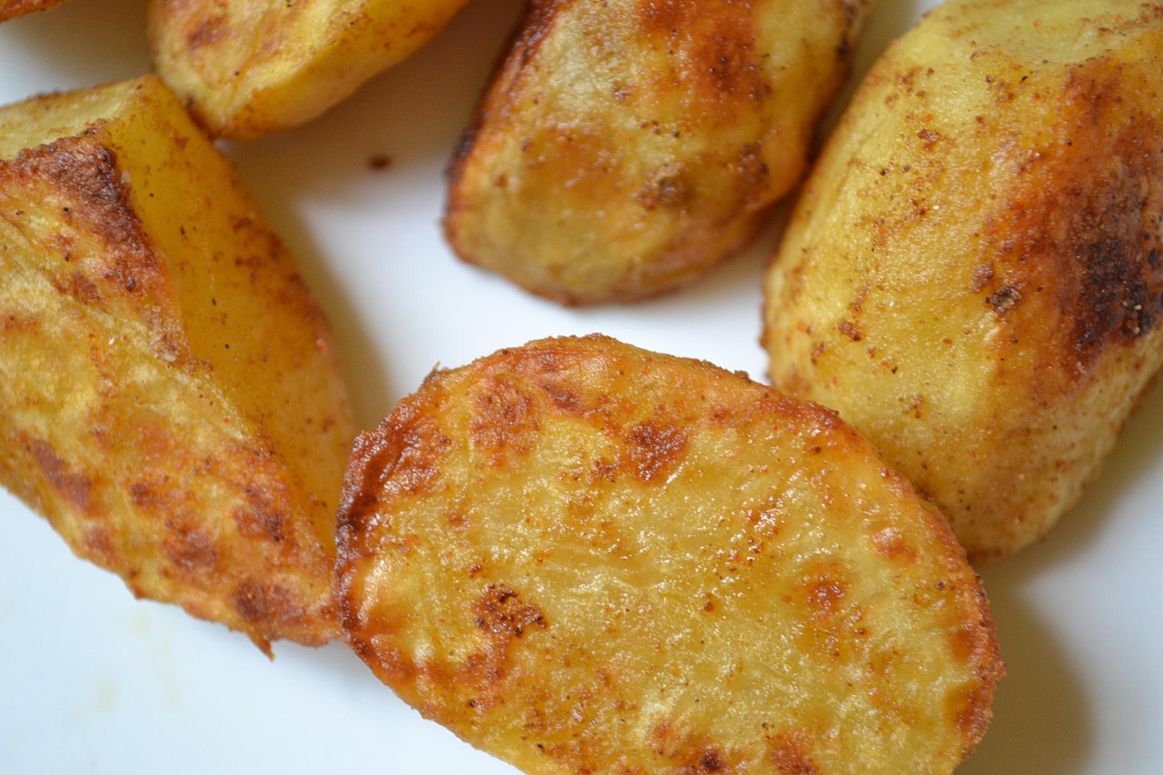 Patate al forno croccanti e dorate, servite in un piatto, senza olio, ispirate ai ristoranti.