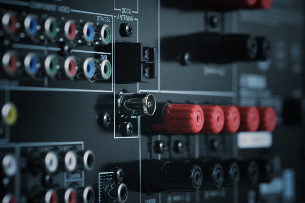 Immagine di un televisore con un suono nitido e chiaro, che rappresenta consigli per migliorare l'audio sul digitale terrestre.