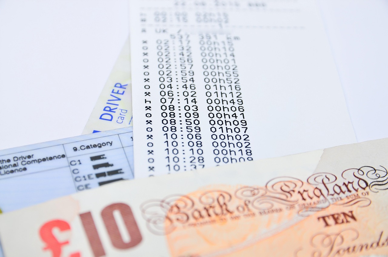 Bollo auto: novità su esenzioni per anziani, dettagli su chi non deve pagare più.