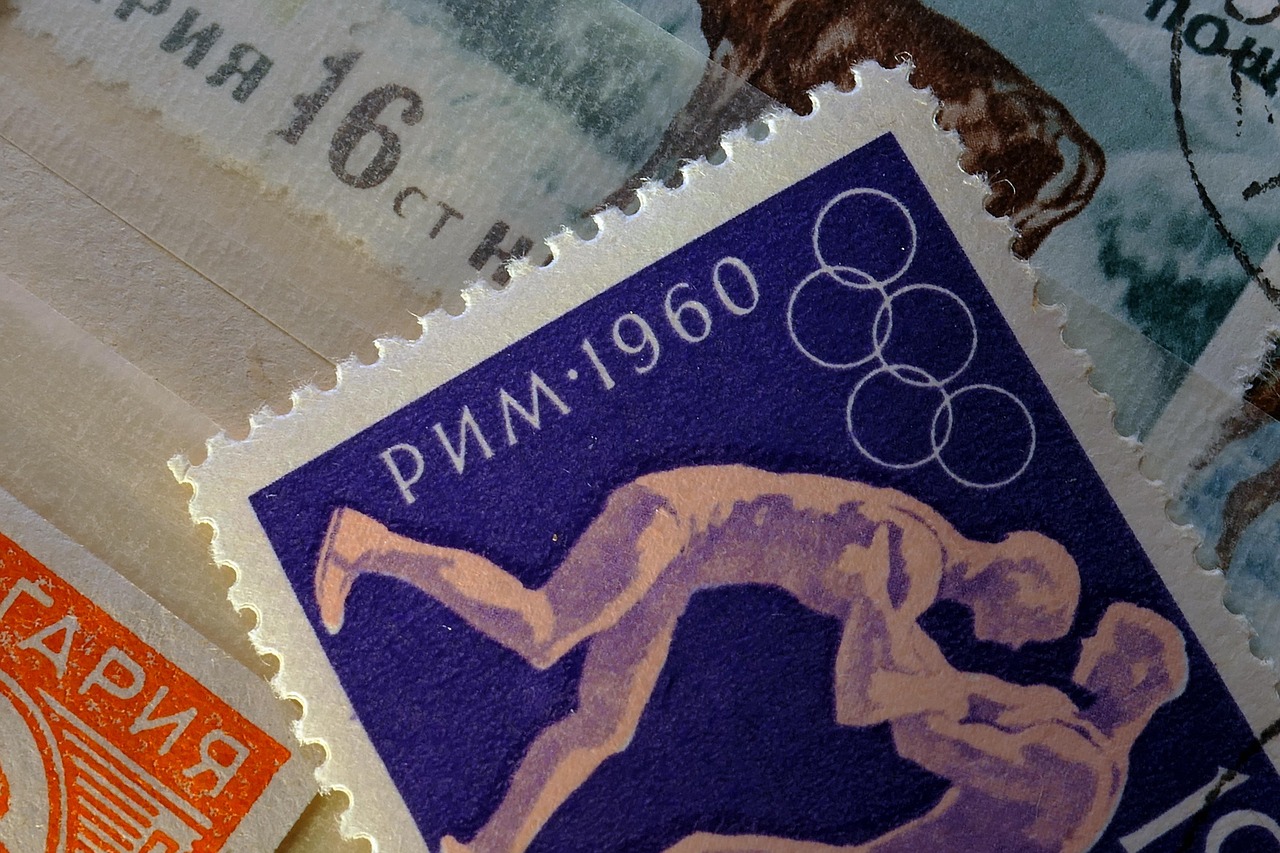 Libretto postale vintage su un tavolo, simbolo di valore collezionistico e storicità.