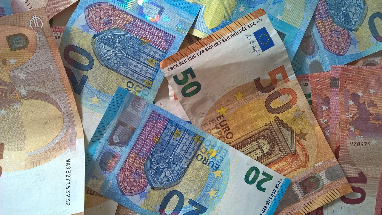 Vecchie banconote da 20 e 50 euro in un confronto con le nuove, evidenziando il ritiro e la sostituzione.