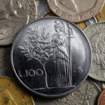 Monete da 1 lira rare, esposte su un tavolo, evidenziando il loro valore collezionistico.